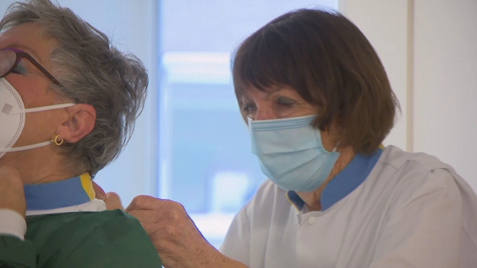 Oud-verpleegkundigen Marianka (74) en Els (75) weer aan het front: 'Het is hard nodig'