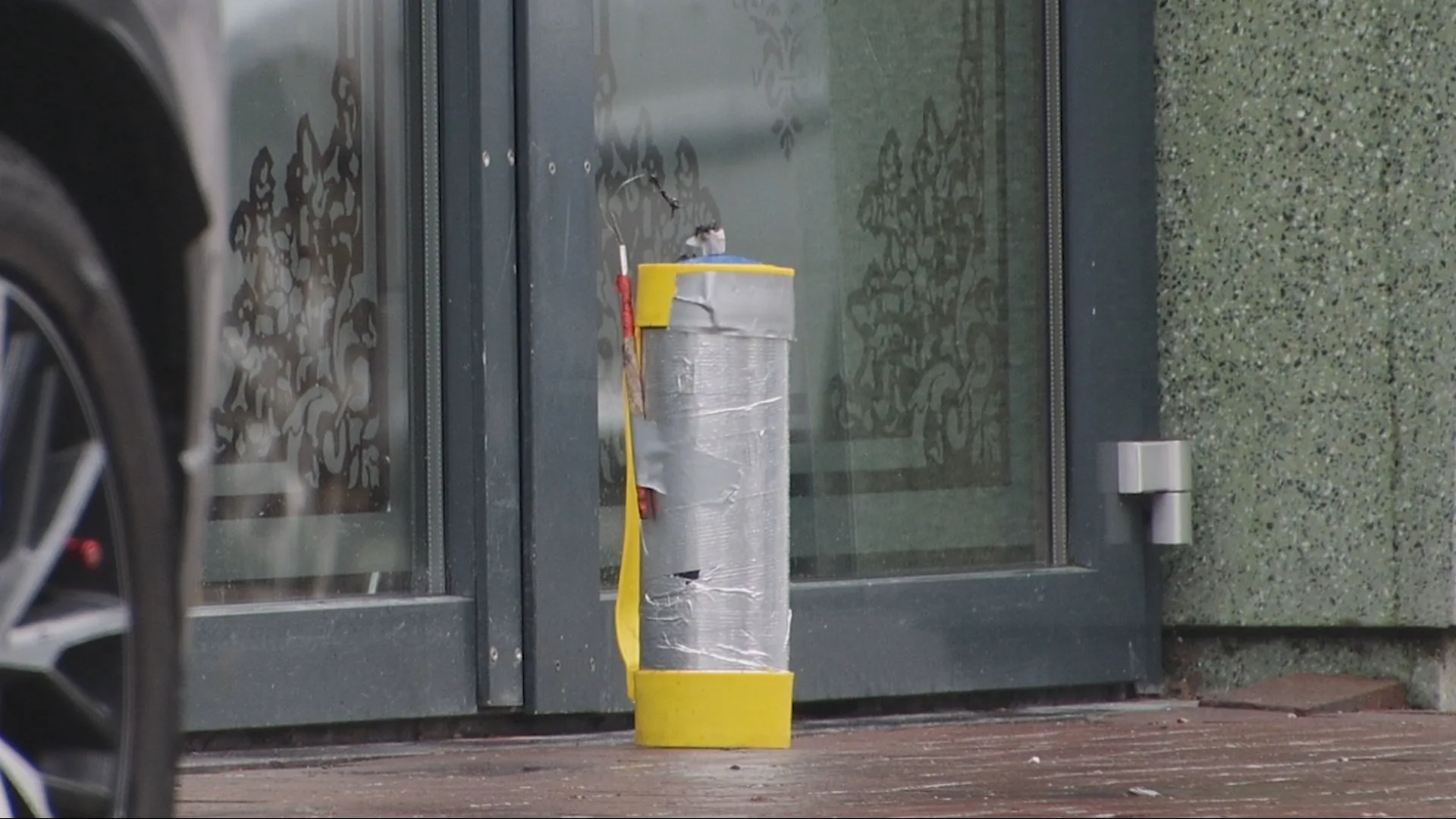 Politie deelt beelden van plaatsen mogelijk explosief bij pand Groningen