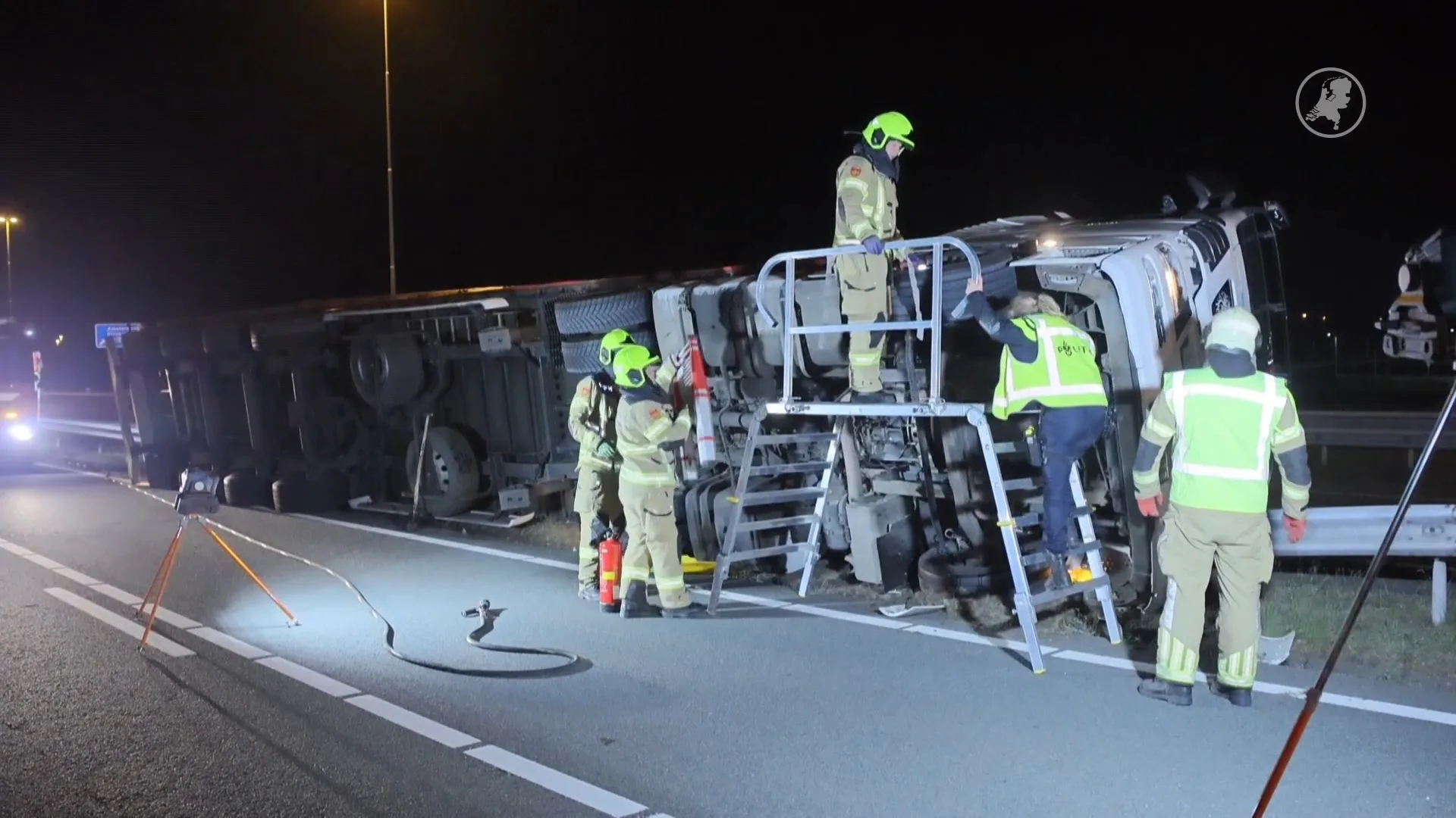 Vrachtwagen kantelt op A28 bij Hoevelaken