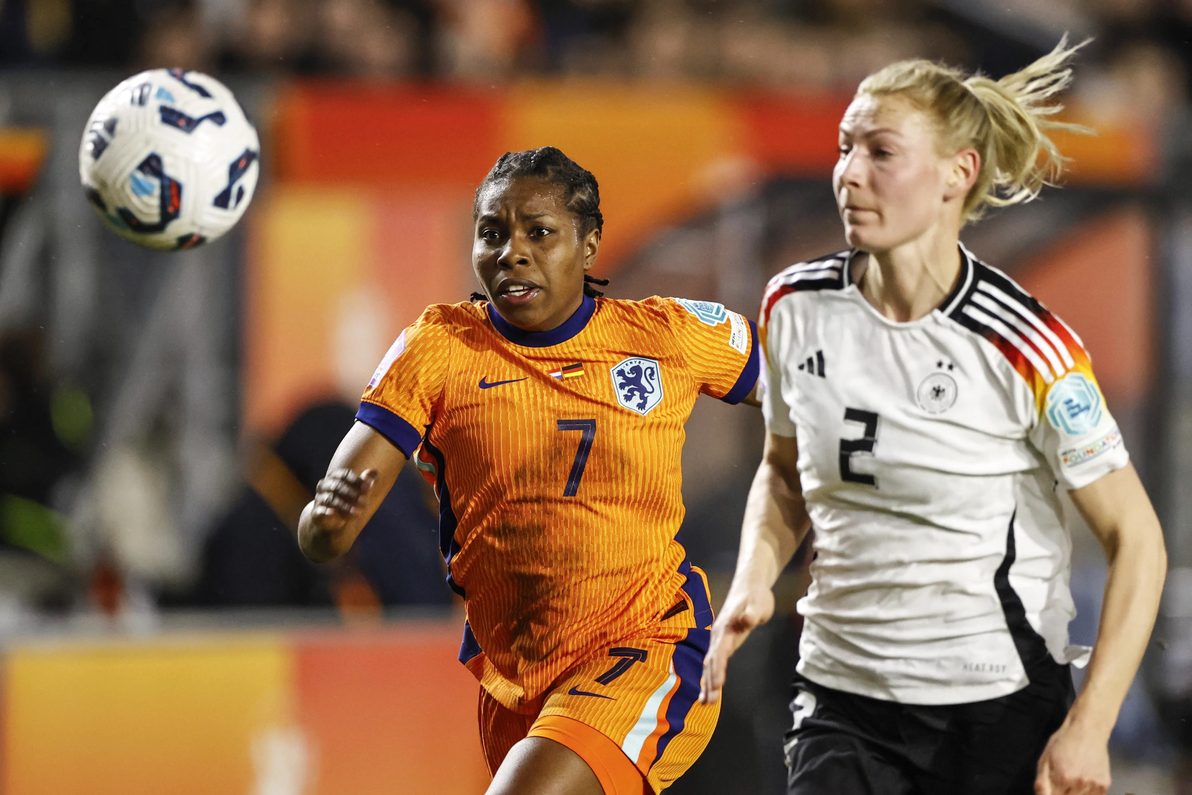 Beerensteyn helpt Oranjeleeuwinnen naar 2-2 tegen Duitsland in Nations League