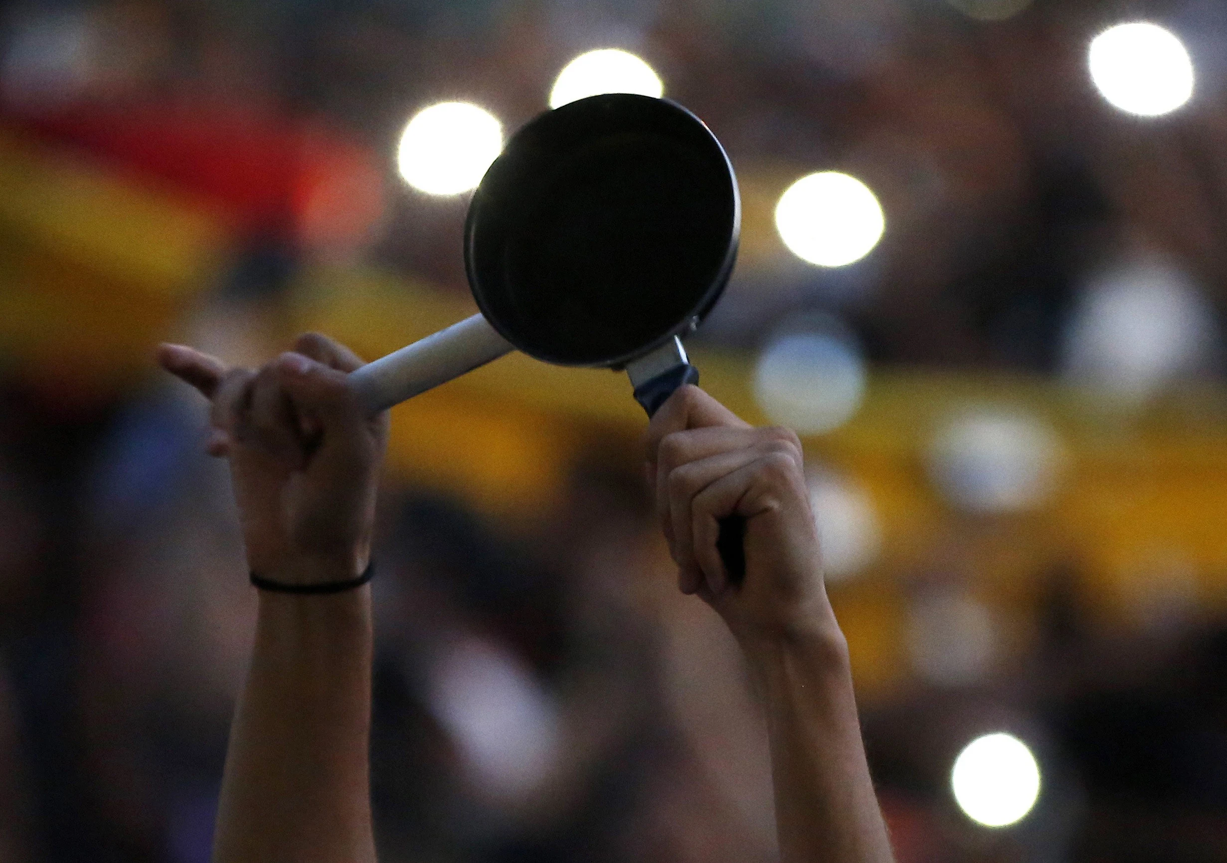 Utrechtse Chileen opgepakt wegens dagelijks lawaaiprotest tegen avondklok