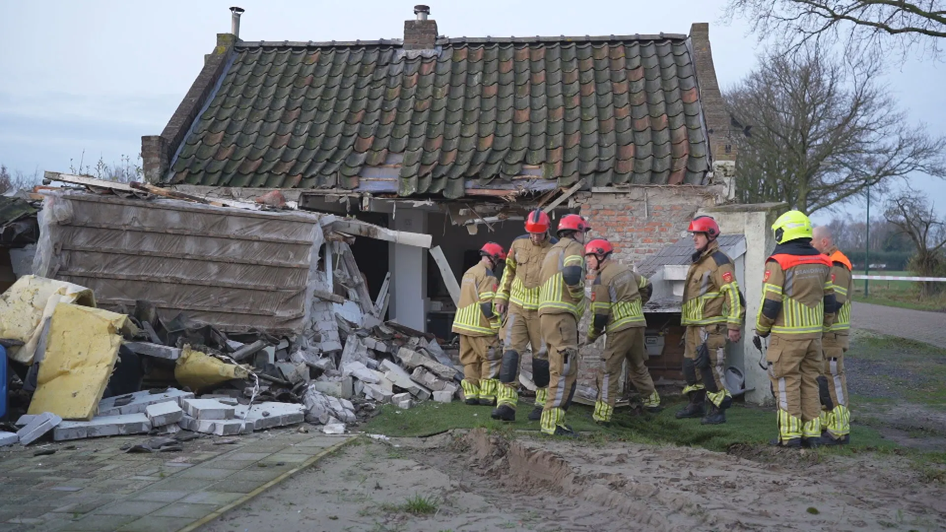 Ravage in Kaatsheuvel nadat achteruitrijdende trekker tegen woning botst
