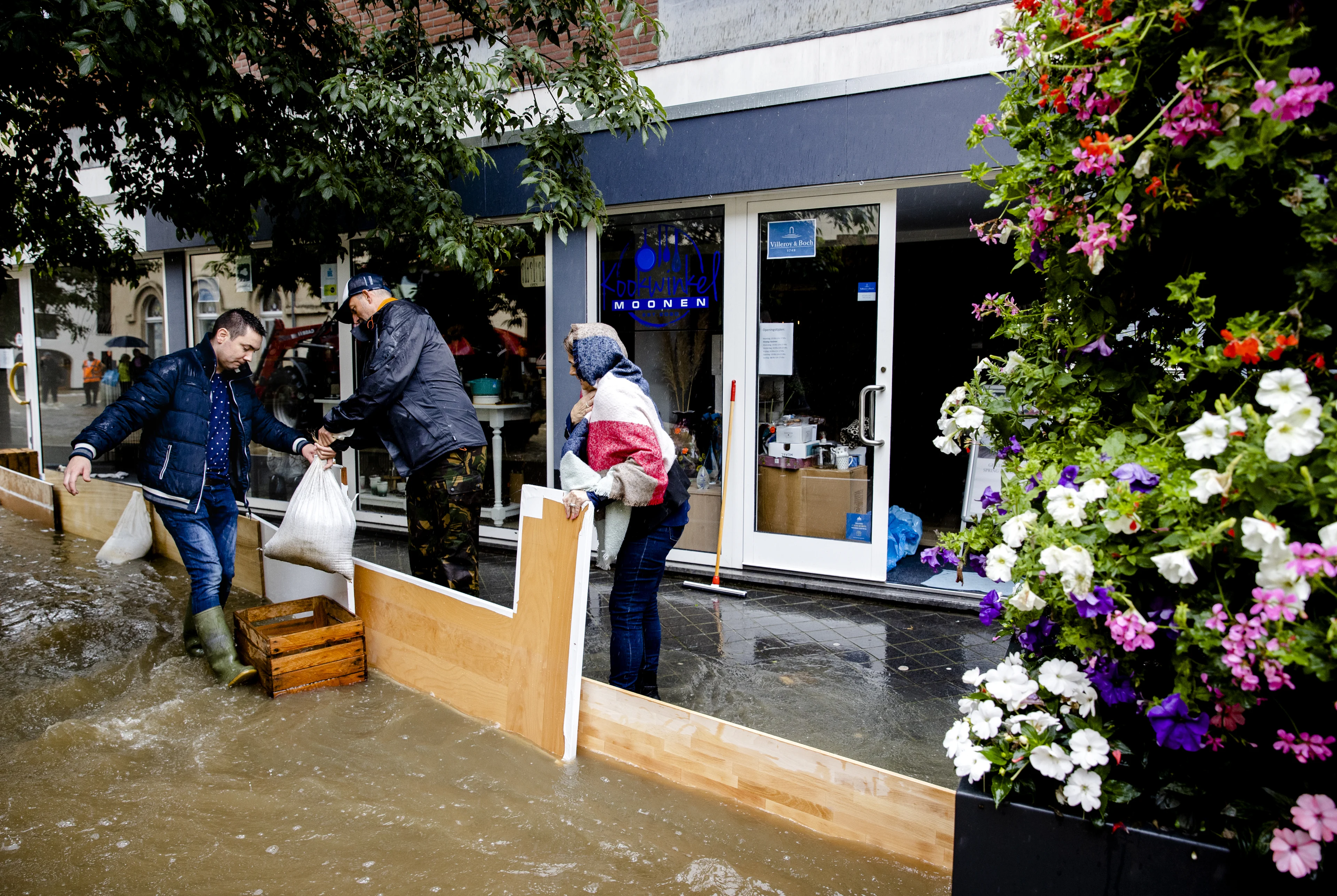 Winkeliers Valkenburg klagen over stelende ramptoeristen, mogelijk ook plunderingen