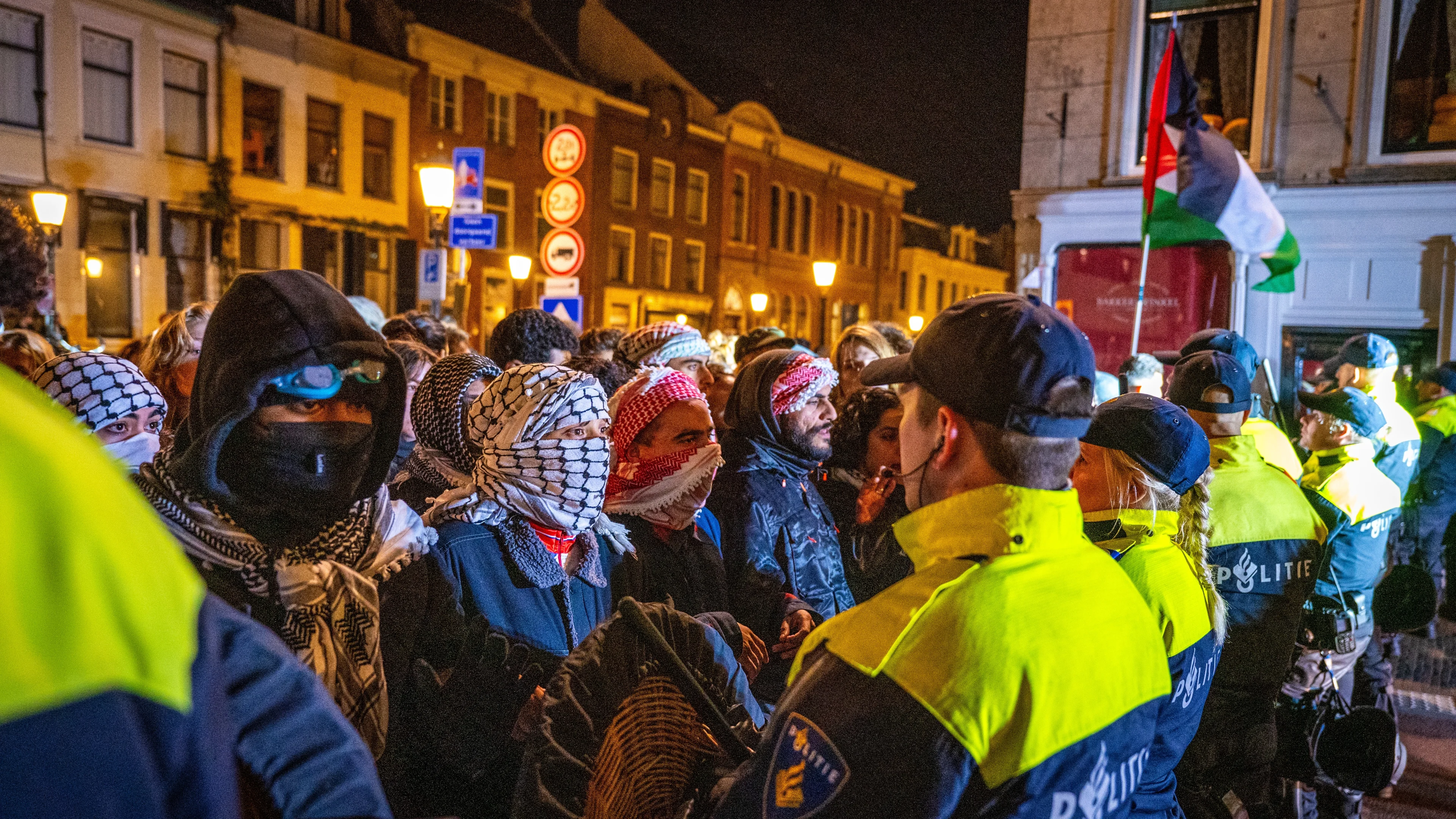 Gaza-demonstranten oog in oog met ME in Utrecht