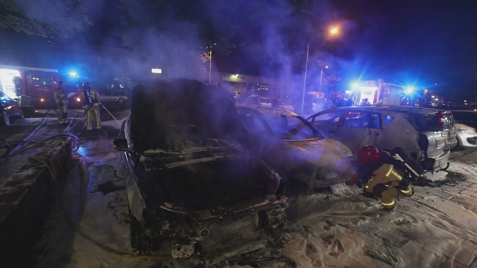 Acht auto's op parkeerplaats in Eindhoven uitgebrand