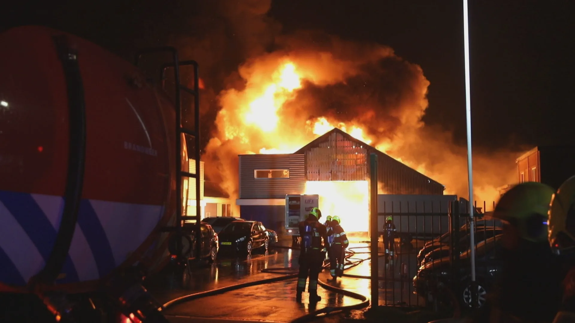 Grote brand bij Schiphol verwoest twee loodsen