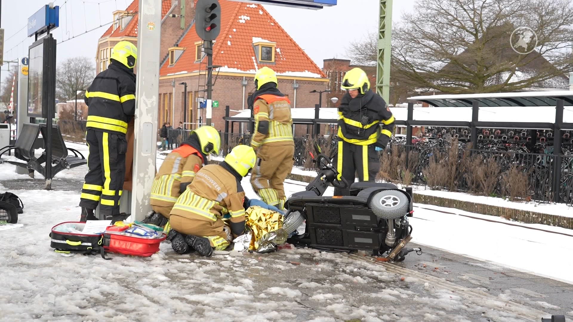 Scootmobiel onder trein Rijen, man ernstig gewond