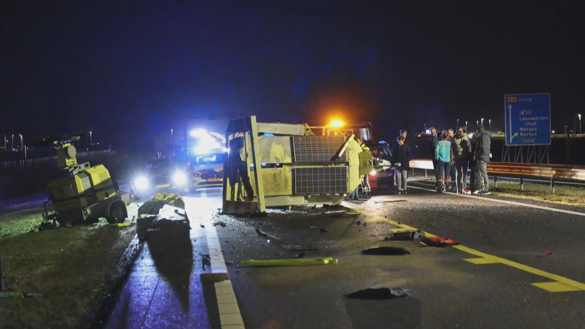 Bestuurder botst op pijlwagen in Leeuwarden en slaat op de vlucht