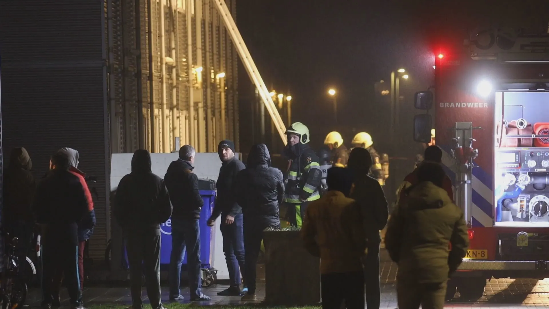 Vijf gewonden bij brand in asielzoekerscentrum in Sneek, een verdachte aangehouden