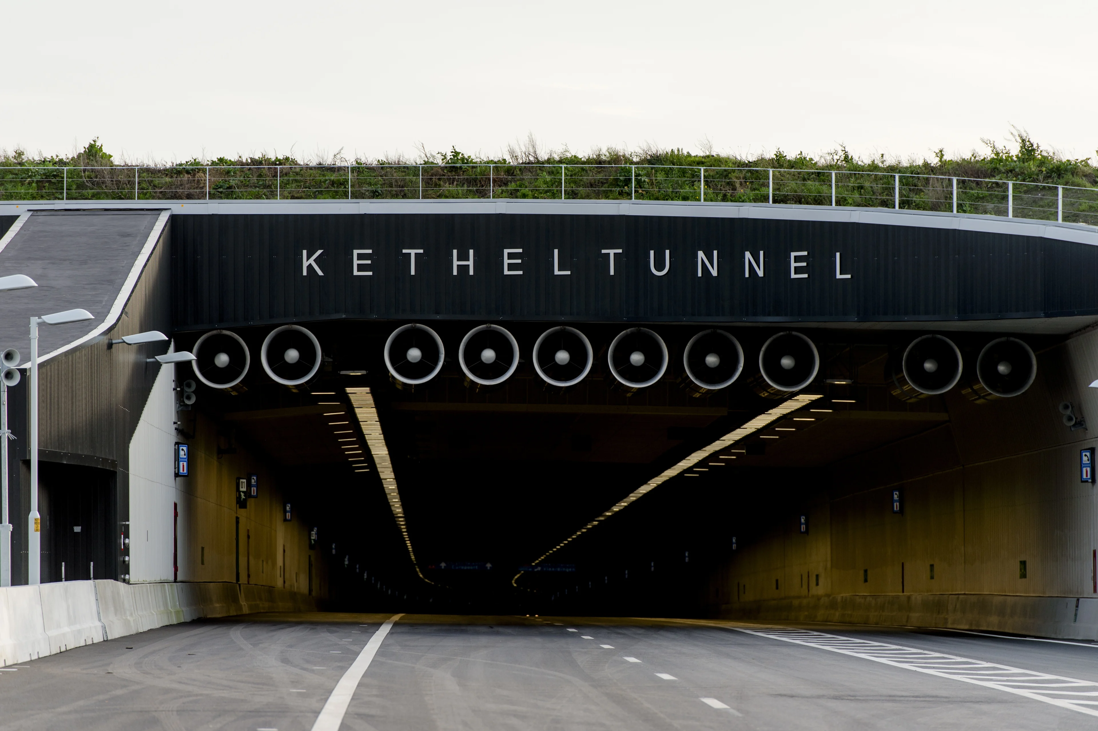 Verkeerschaos rond Rotterdam door dichte Ketheltunnel, ANWB adviseert thuiswerken