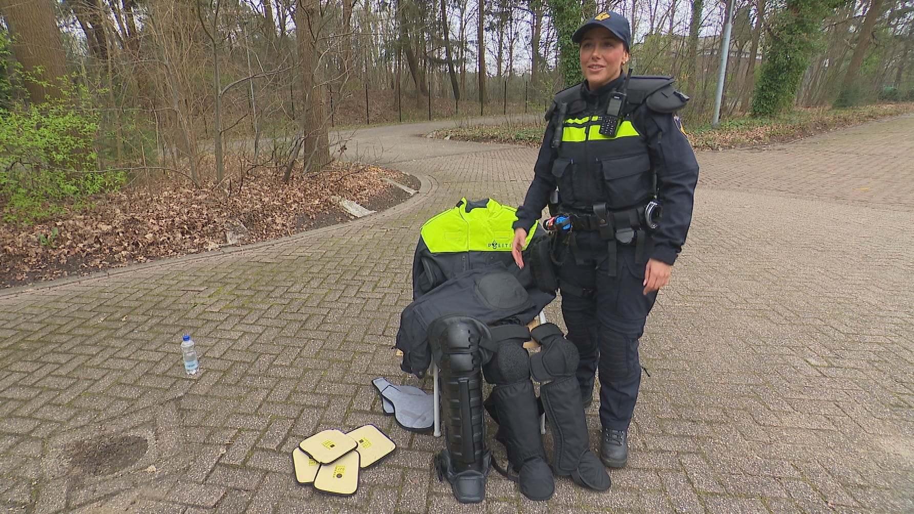 ME'ers laten nieuw uniform zien: 'Betere bescherming bij heftige rellen'
