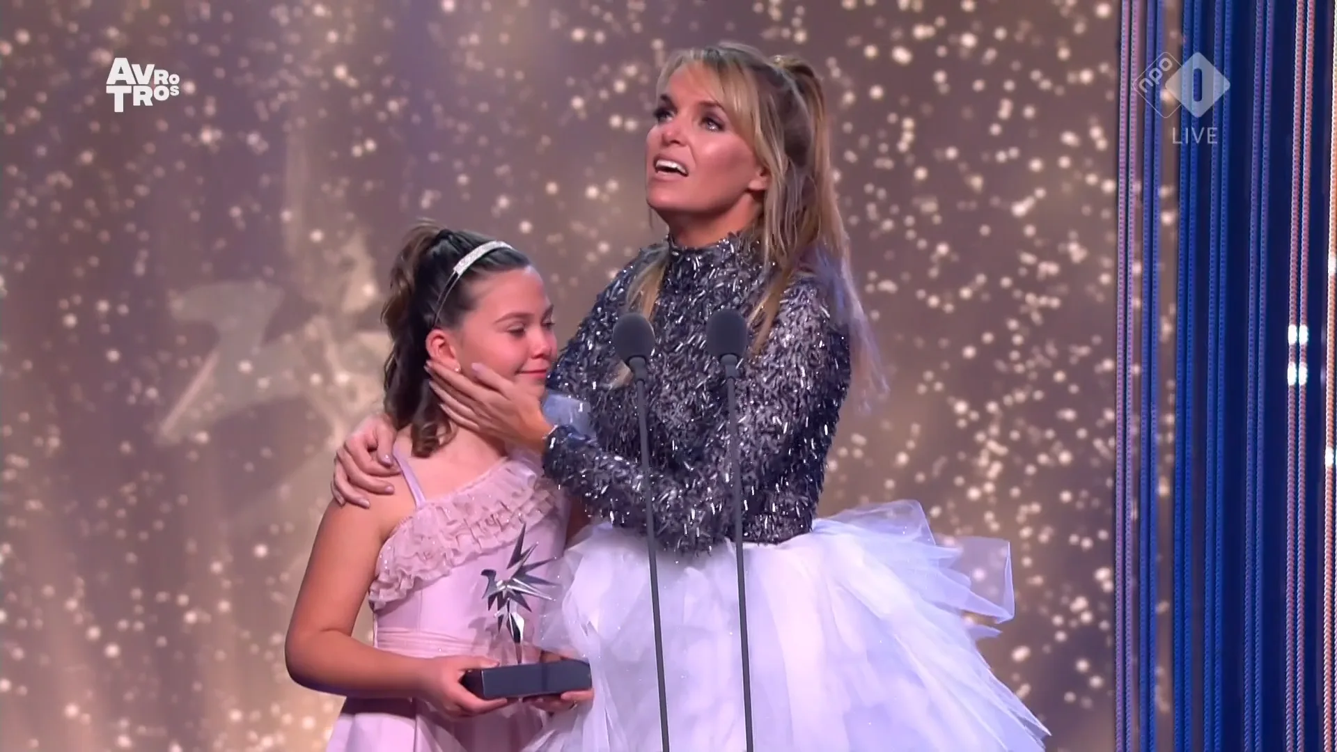 Tranen en staande ovatie voor kinderen met kanker die Televizier-ster winnen