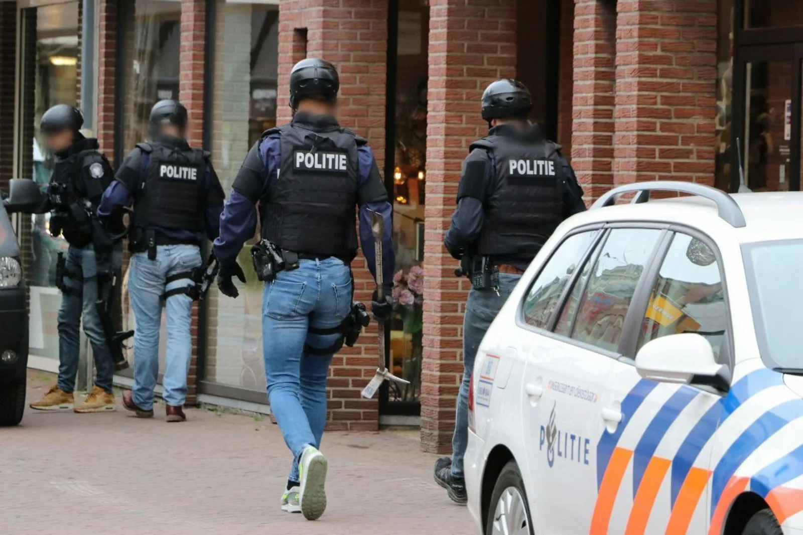 Politie-inval bij twee panden in Enschede en houdt vier mensen aan