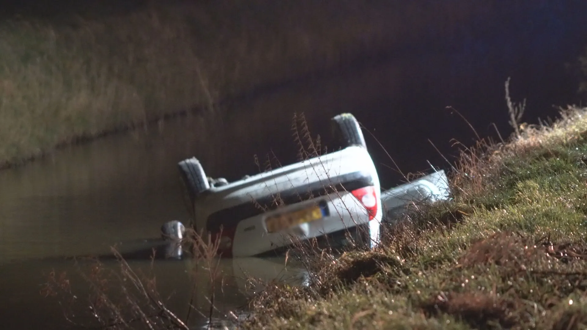 Auto op de kop in sloot Midwolda: hulp komt te laat voor bestuurder (24)