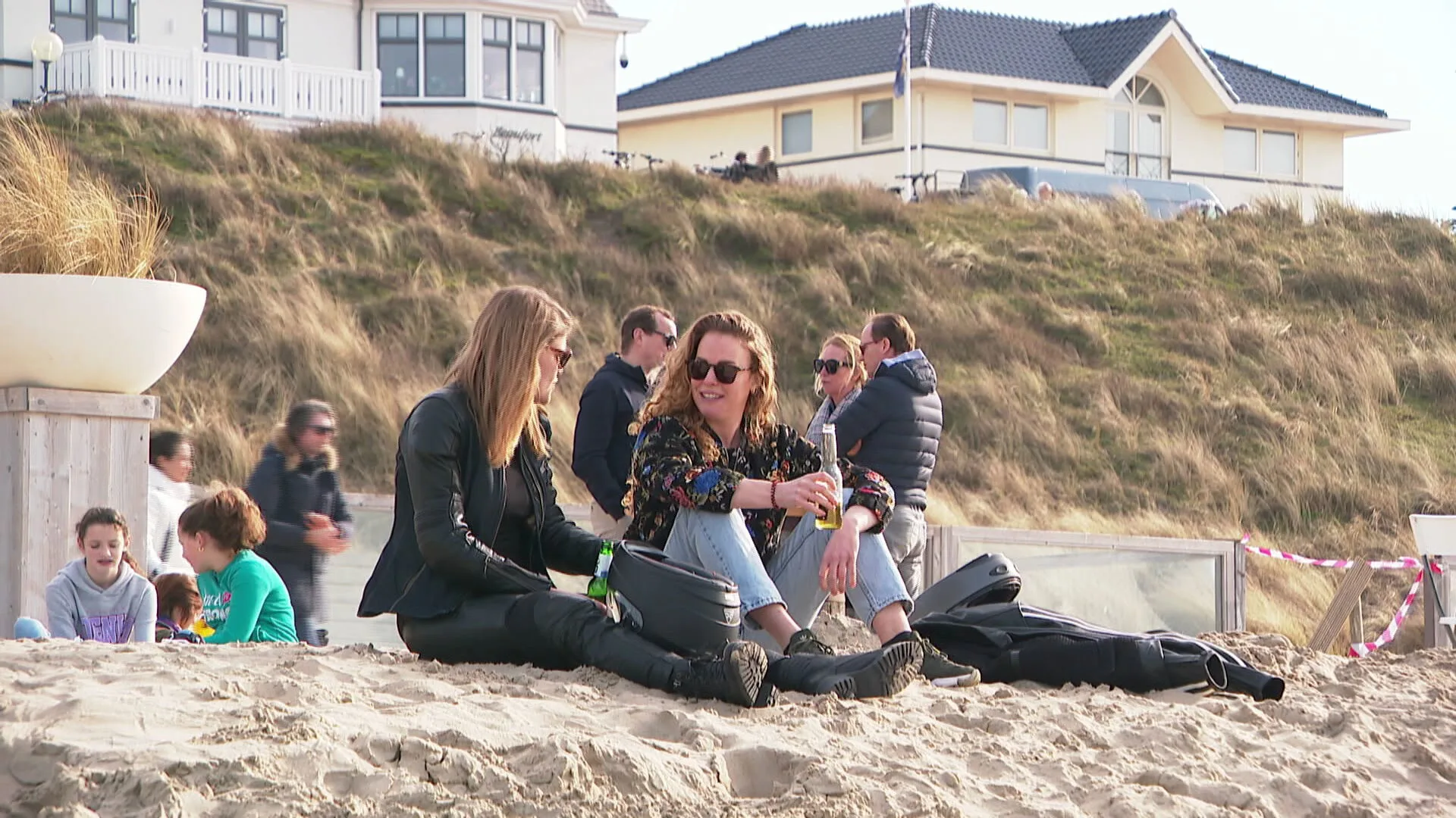 Stralend weekend voor strandondernemers: 'Vorige week stonden we op schaatsen, nu in onze bikini'