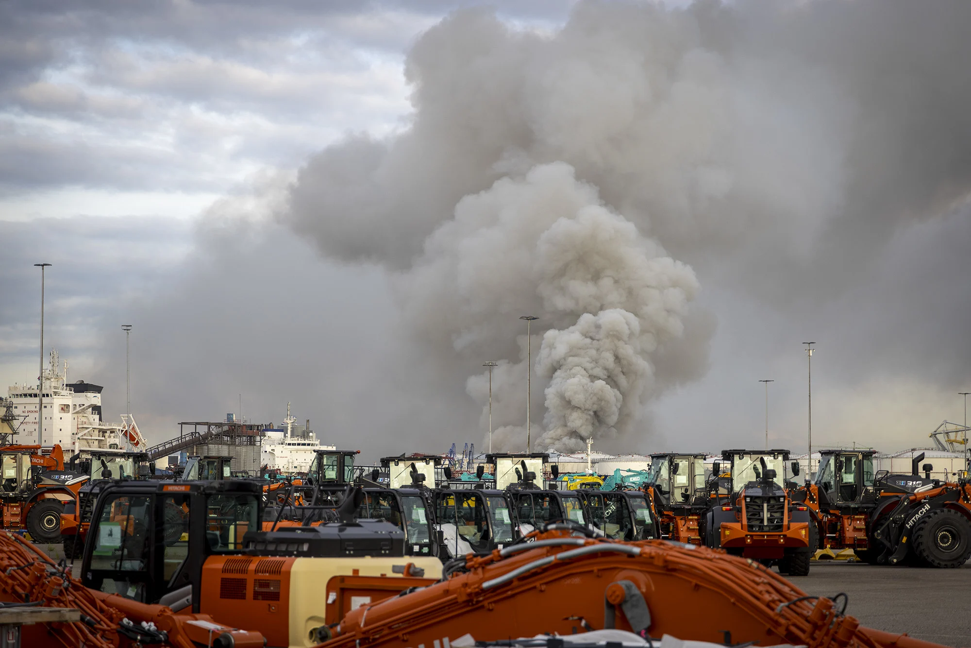 Zeer grote brand in Westelijk Havengebied Amsterdam, rook in wijde omgeving te zien