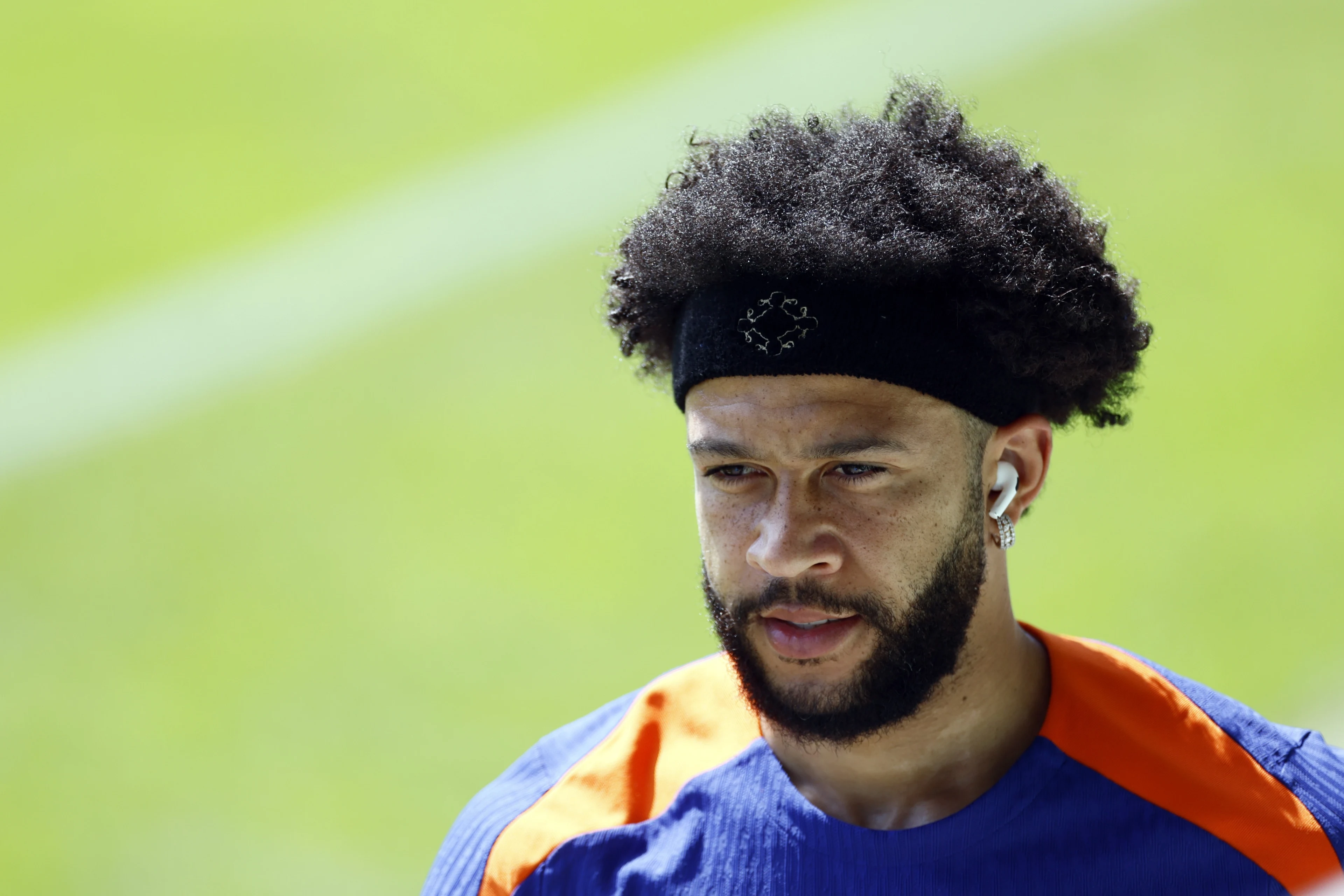 Nieuwe look voor Memphis Depay, met afrokapsel op trainingsveld