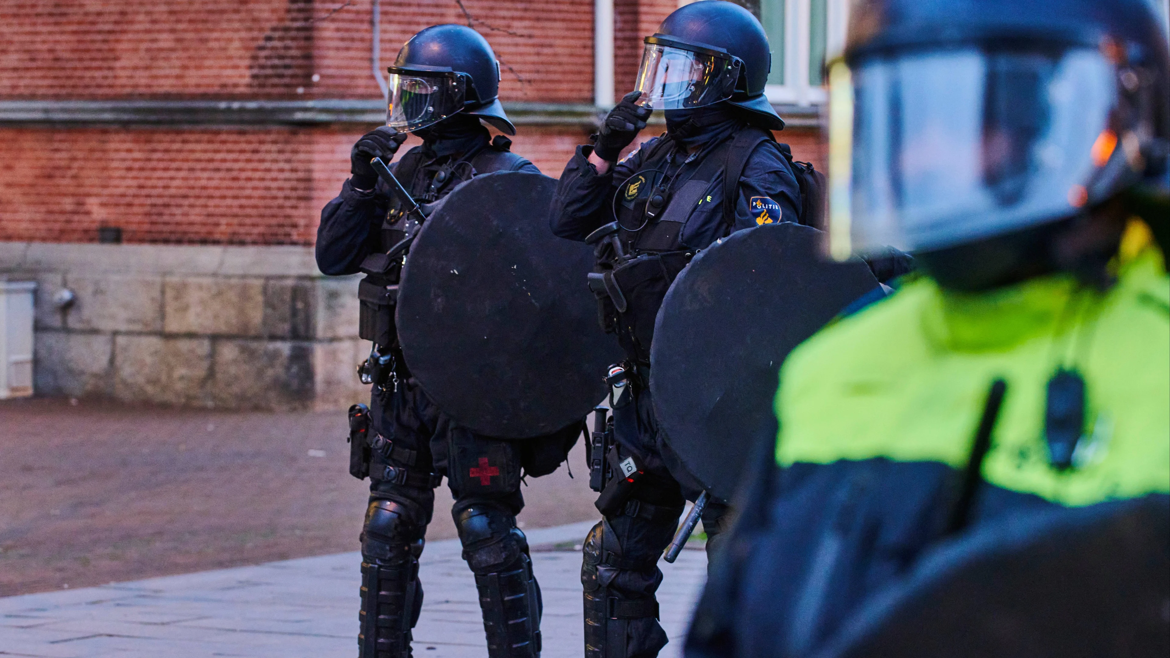 Cel- en taakstraf voor trap tegen ME-schild bij Museumplein