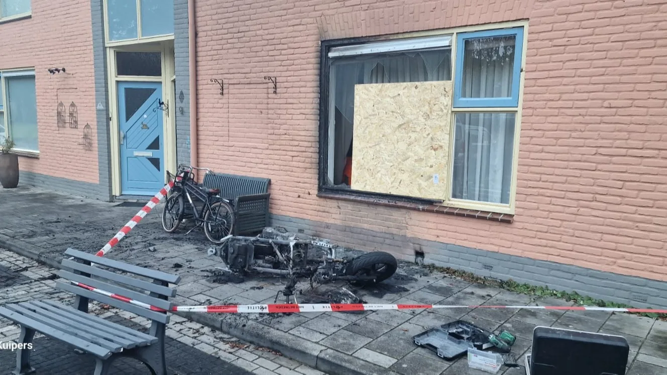 Brand aangestoken bij woning Almelo, jonge kinderen met de schrik vrij