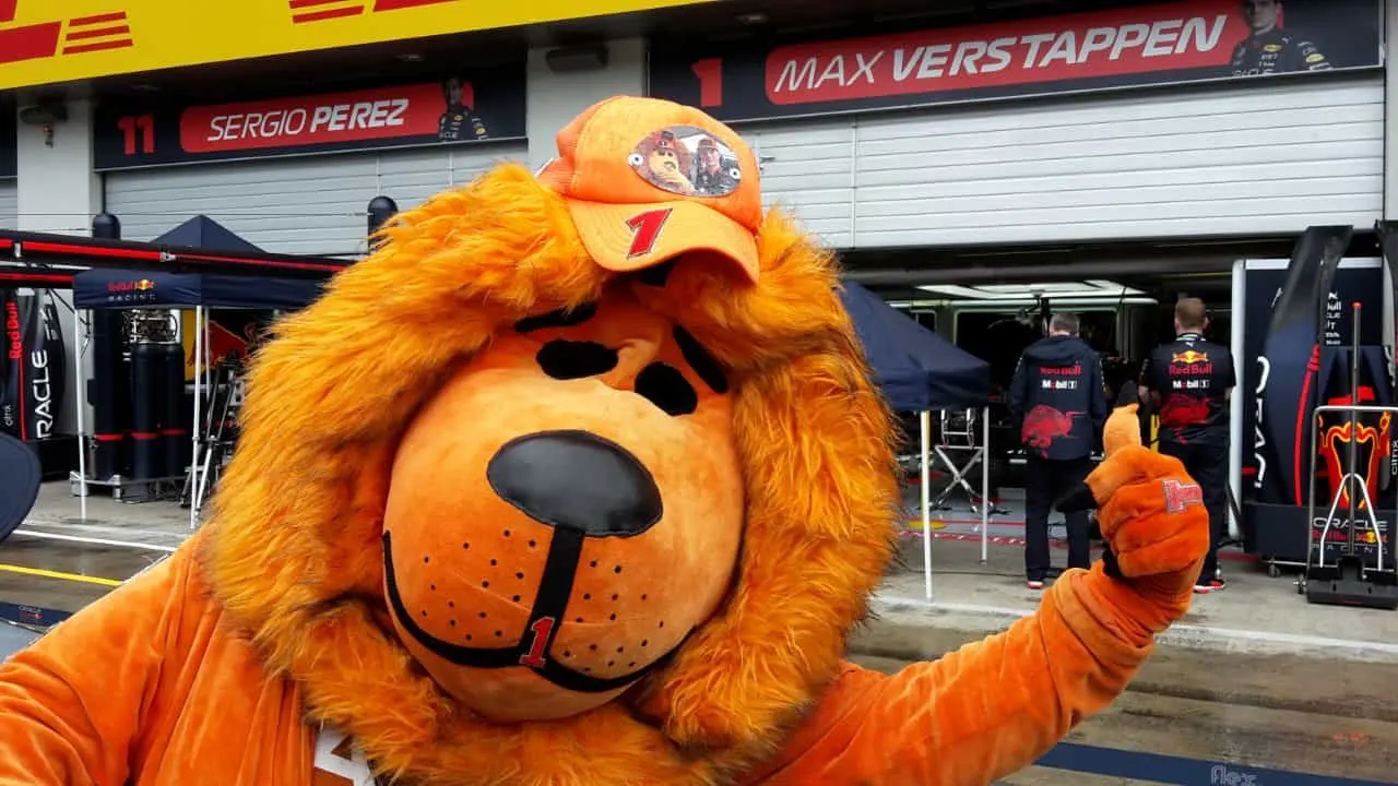 Oranjeleeuw Nard reist de hele wereld over om Max Verstappen aan te moedigen