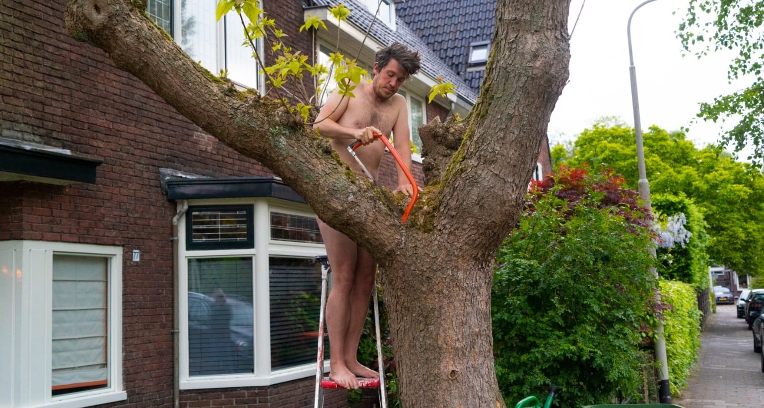 Freek tuiniert in zijn blote niksie: 'Heel bevrijdend!'