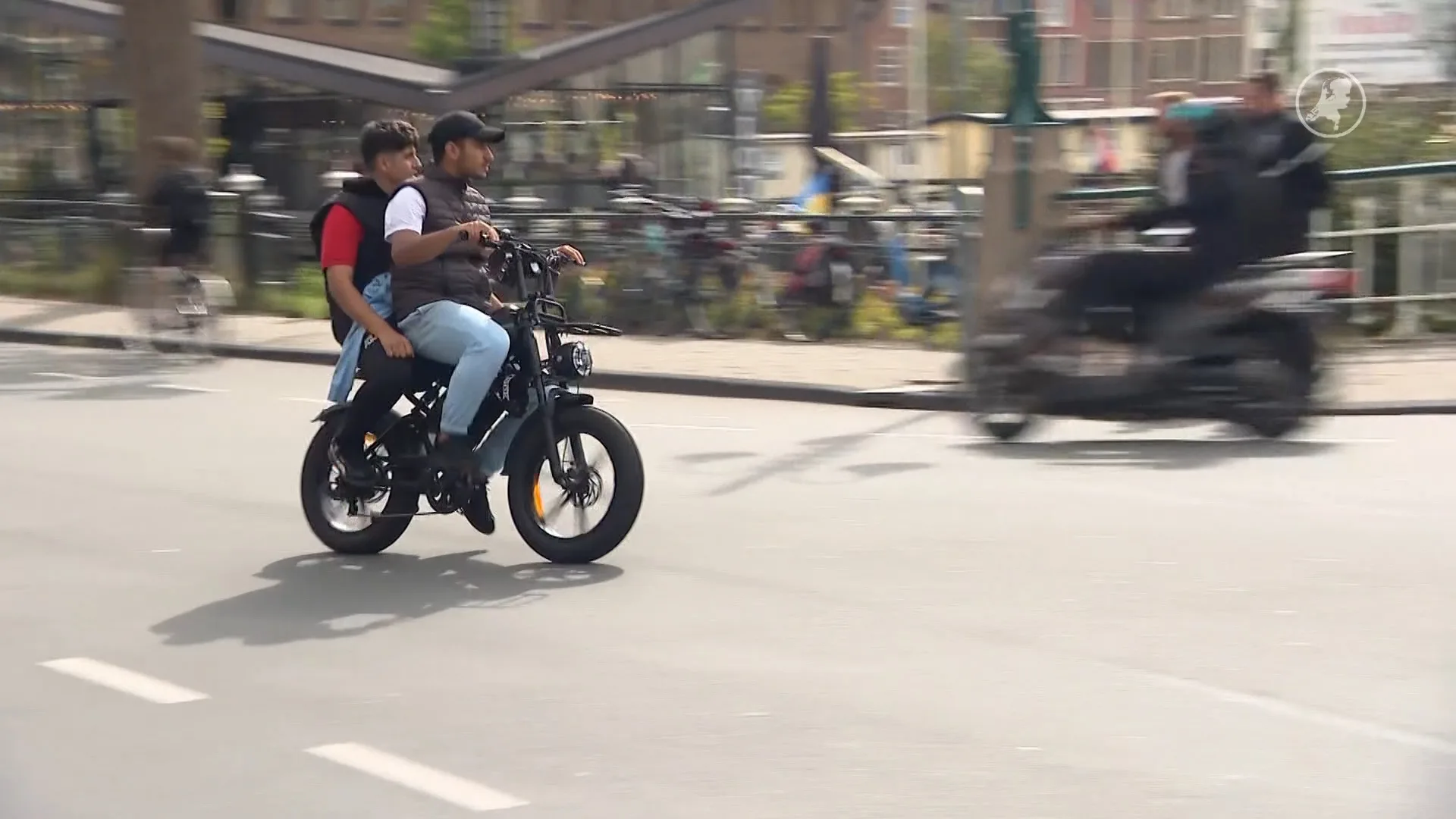 Kabinet wil helmplicht tot 18 jaar op alle elektrische fietsen, waaronder fatbikes