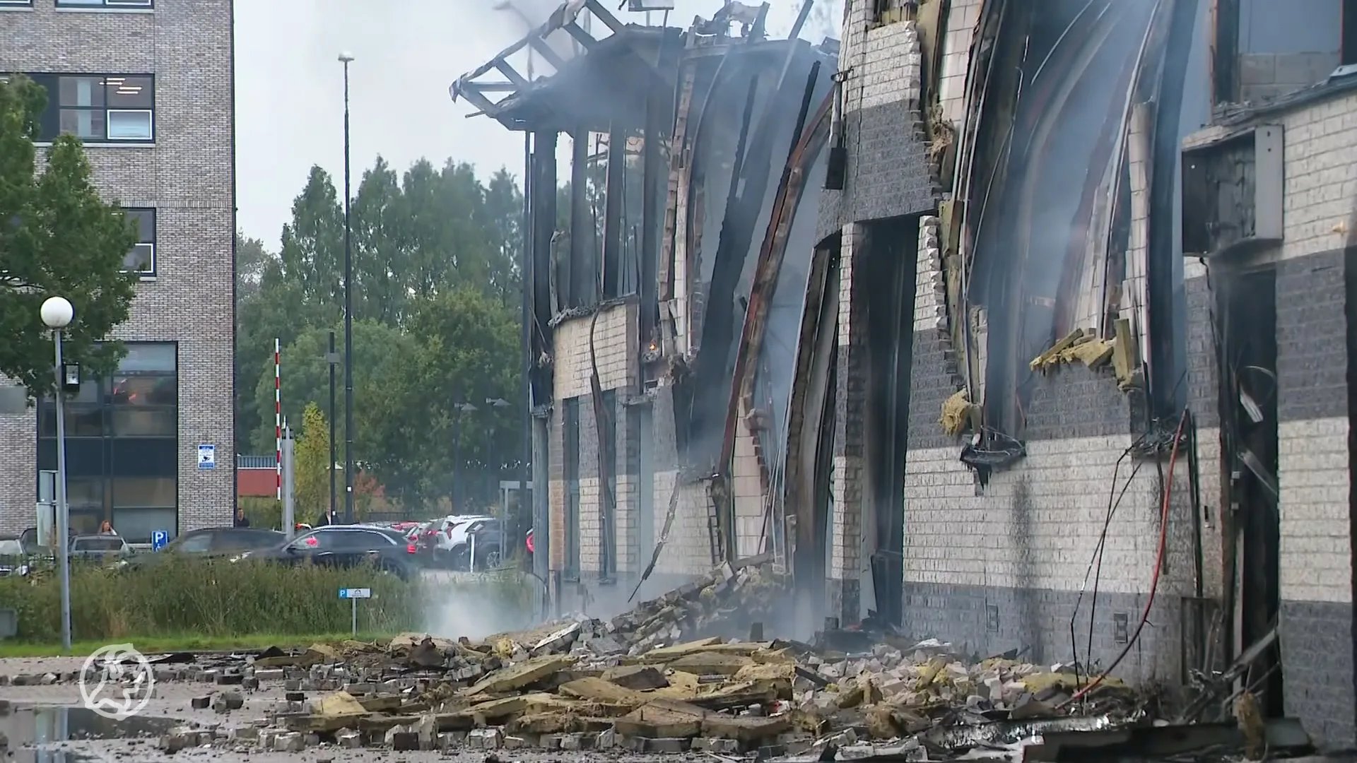 Brand in Nijmegen woedt nog altijd, zwarte rookpluim goed te zien