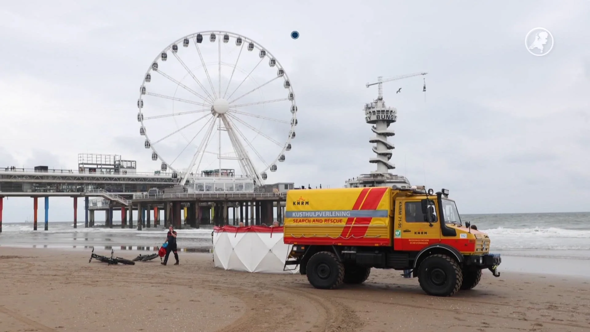 Zwemmers geanimeerd op strand van Scheveningen