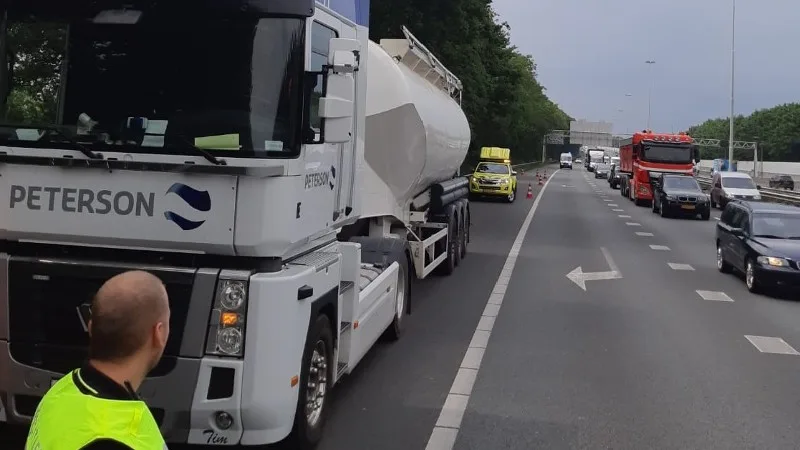 Trucker ziekenhuis in geslagen bij verkeersruzie op snelweg, dader spoorloos