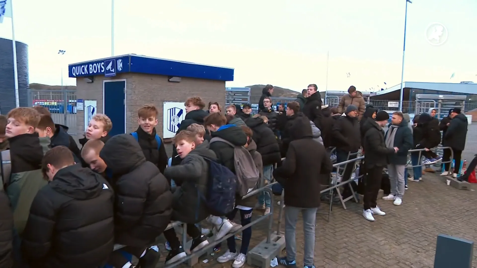 Supporters urenlang in rij voor kaartverkoop bekersensatie Quick Boys 