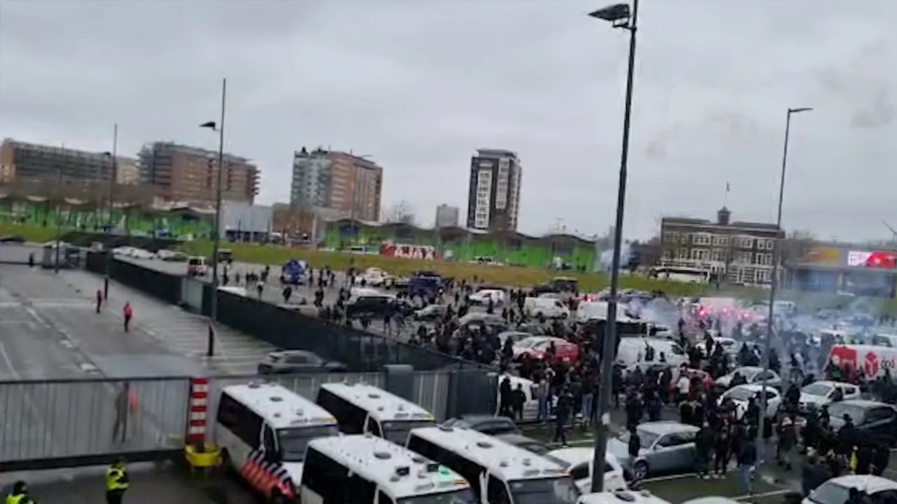 VIDEO: Feyenoord-fans worden op verkeerde been gezet door Ajax-bus