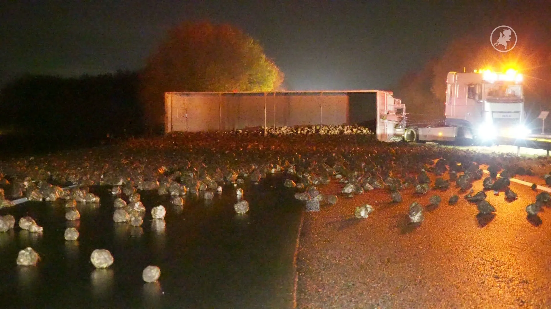 Vrachtwagen vol bieten kantelt op A28, weg dicht