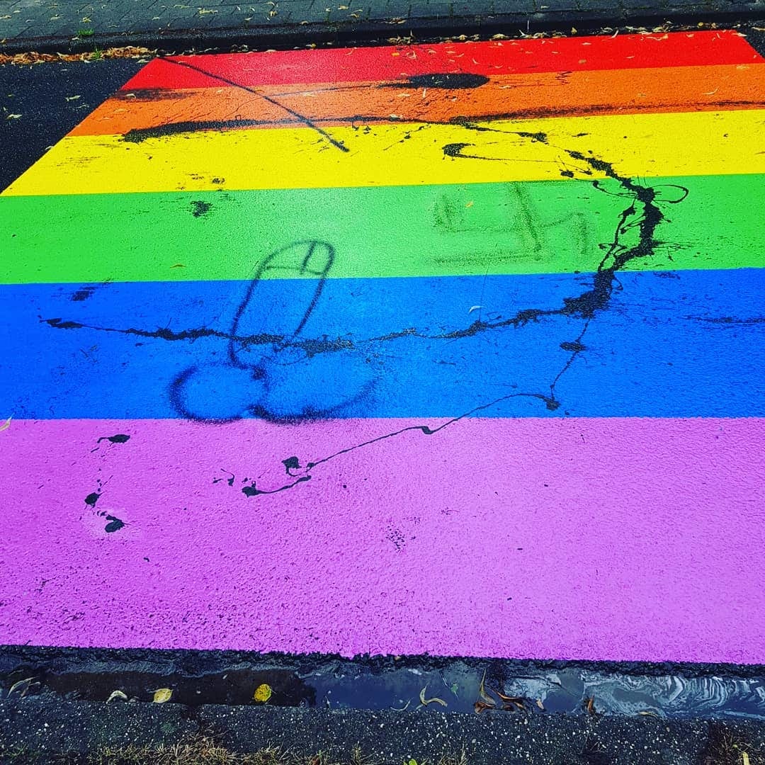 Regenboogzebrapad nog voor opening beklad met hakenkruis en penis: 'Dit is geen grap meer'