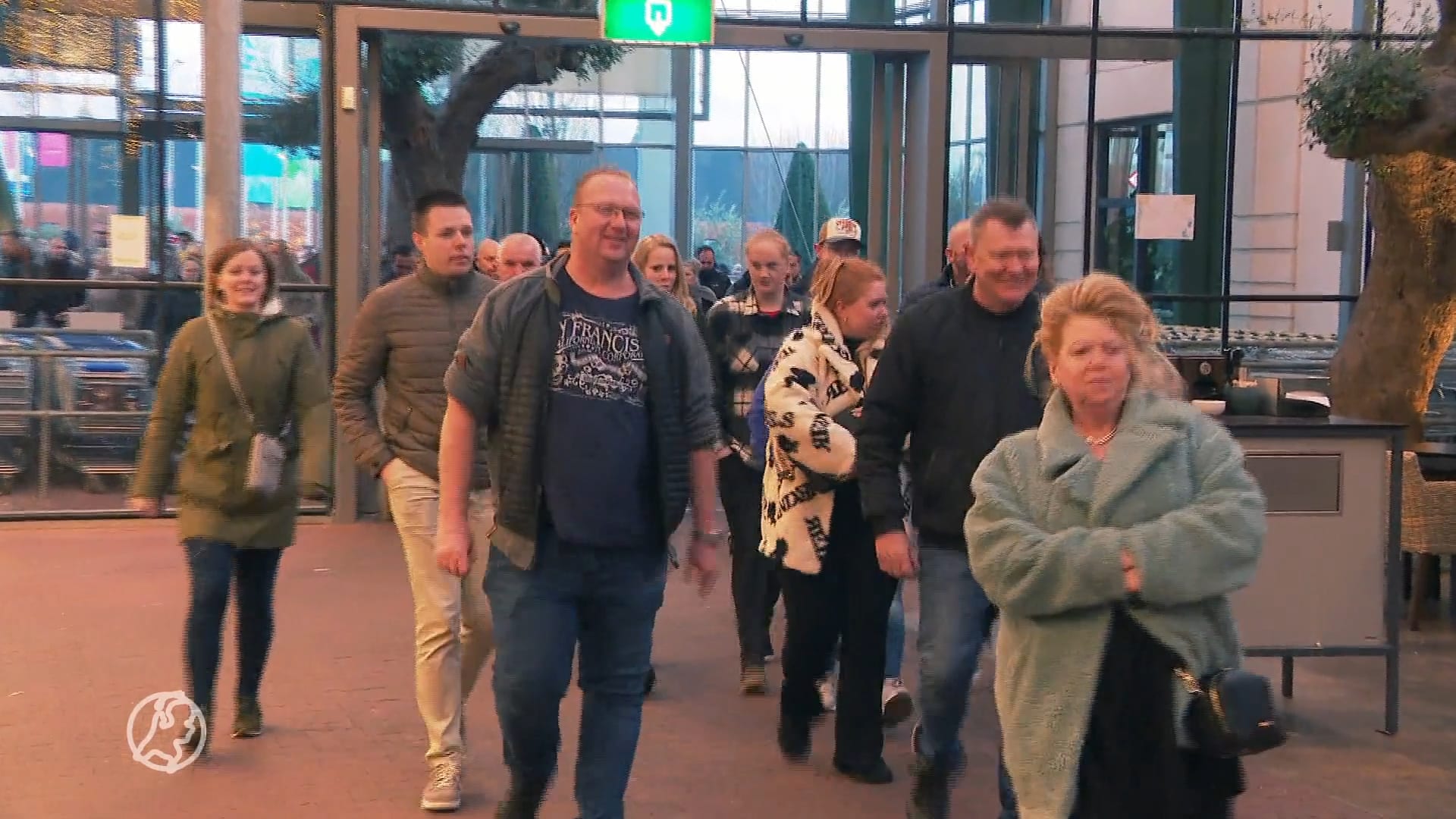 Tuincentra draaien topdag: duizenden mensen al vóór de opening in de rij