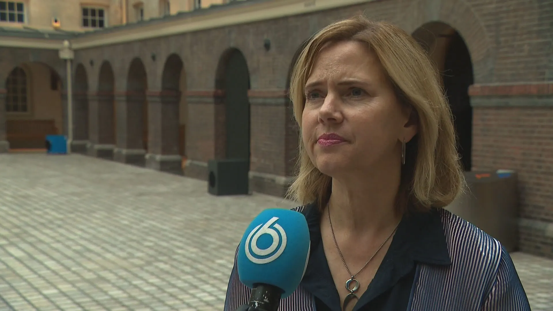 Van Nieuwenhuizen over falend systeem voor gratis vakantietesten: 'Hopelijk werkt het vandaag nog'