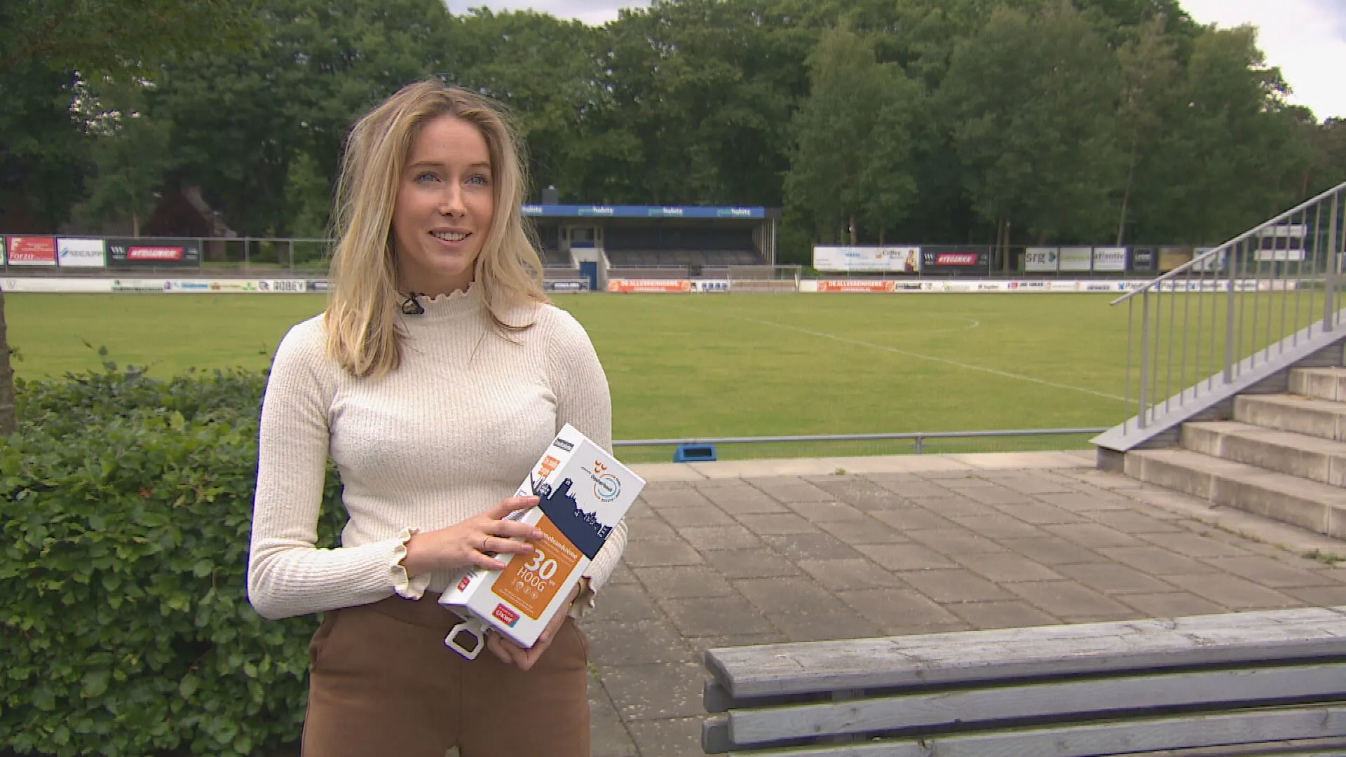 Schoonheidsspecialiste Lynn uit Oosterhout laat 30 zonnebranddispensers plaatsen