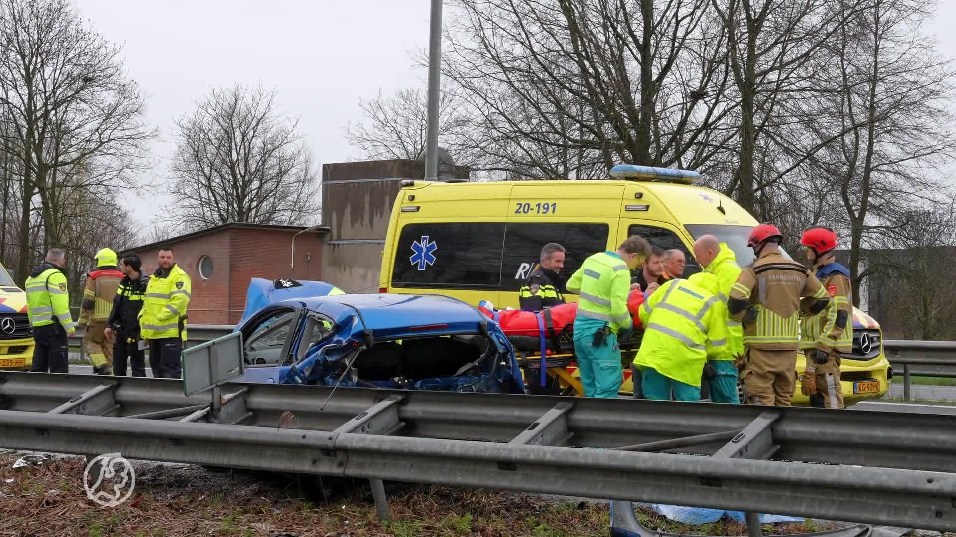 Heftig ongeluk op A59: auto in de kreukels, gewonde uit auto geknipt