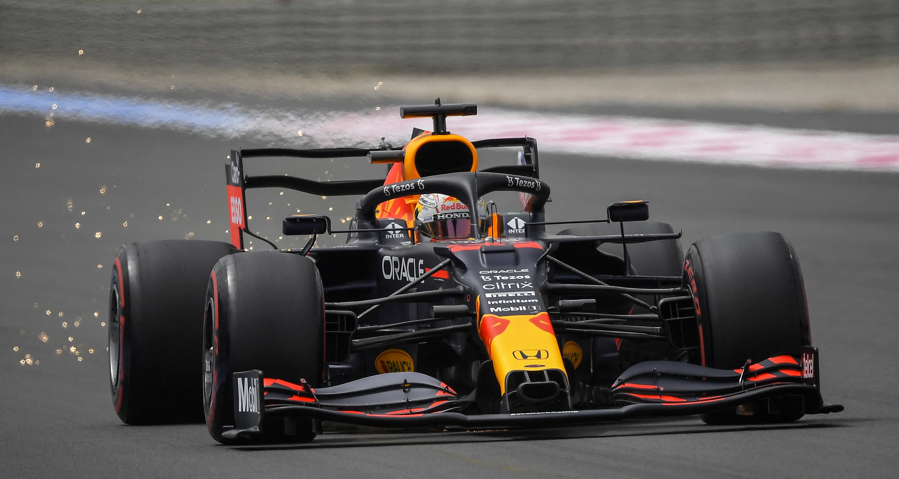Max Verstappen pakt pole position voor Grote Prijs van Frankrijk