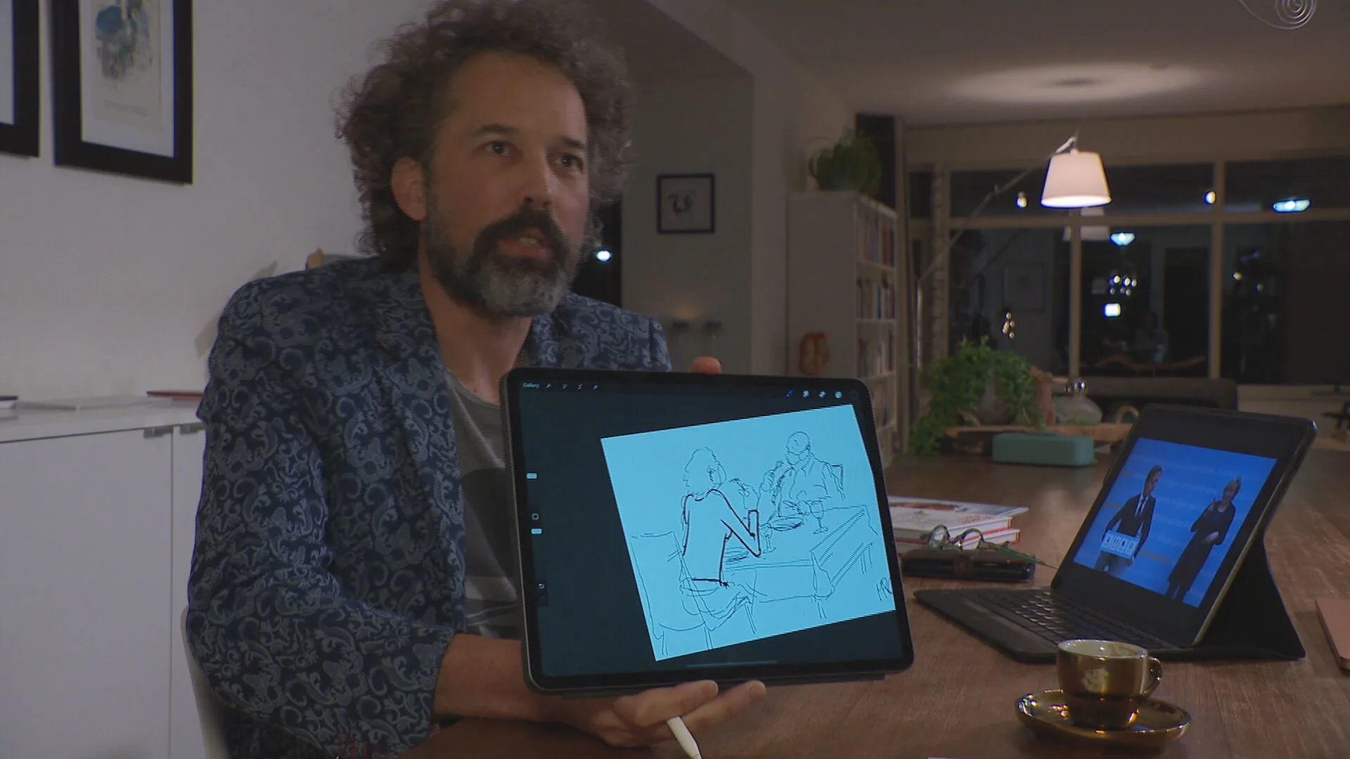 Arts met dubbele pet tekent spotprent tijdens persconferentie