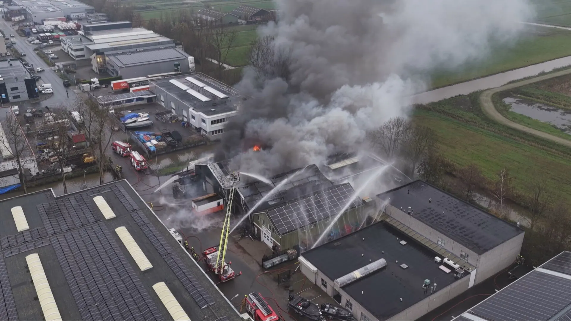 Drie loodsen afgebrand in Nieuwkoop, mogelijk roet in omgeving