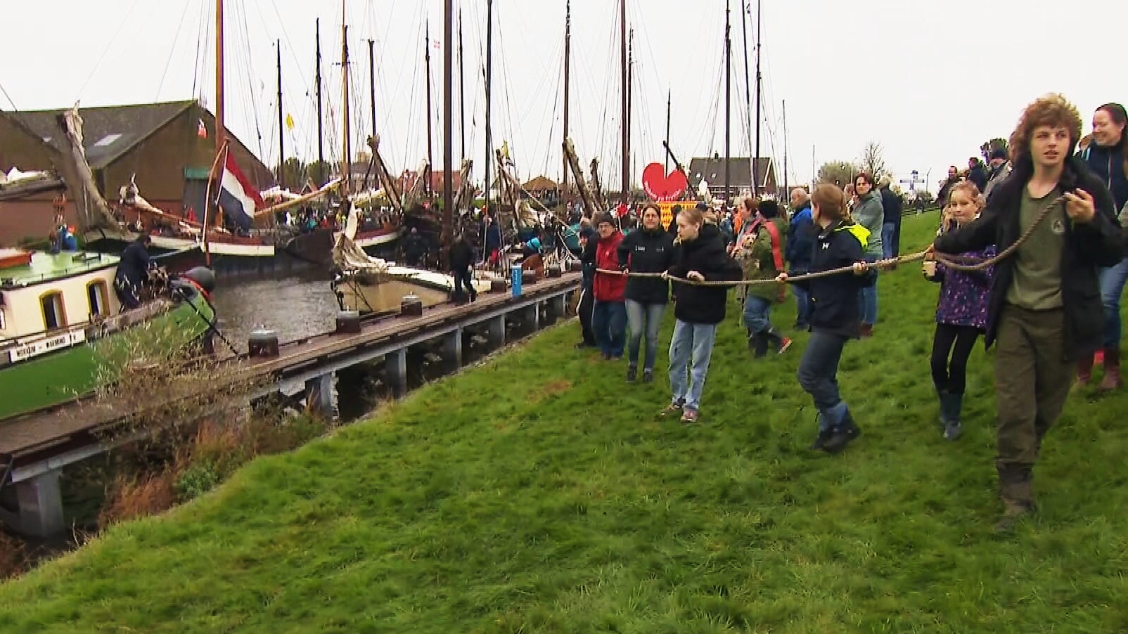 Dit is de strontrace: schepen vol mest varen om winst, en als eerbetoon