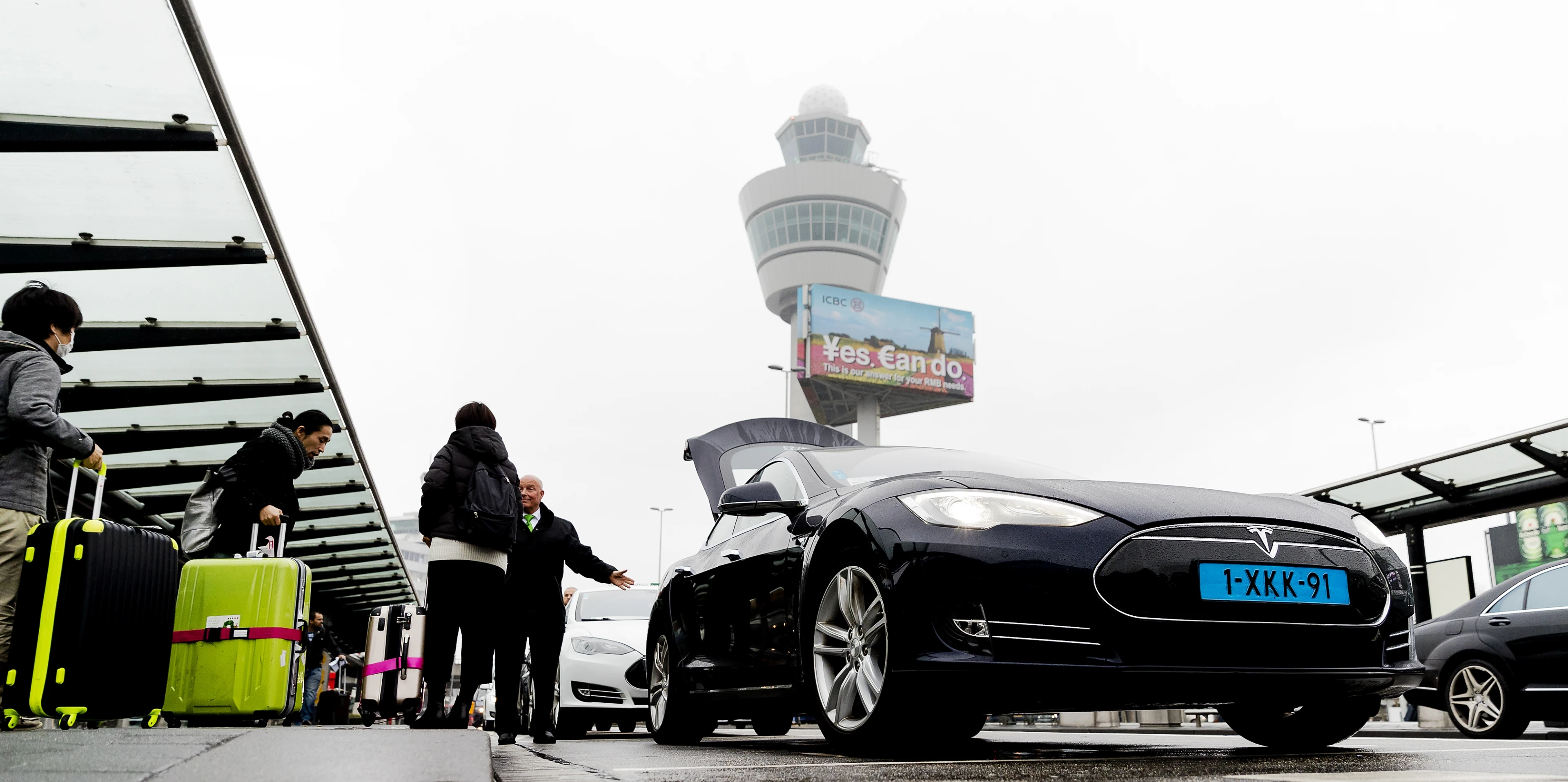Vrouw (21) zwaar mishandeld op Schiphol: geschopt en geslagen door taxichauffeur