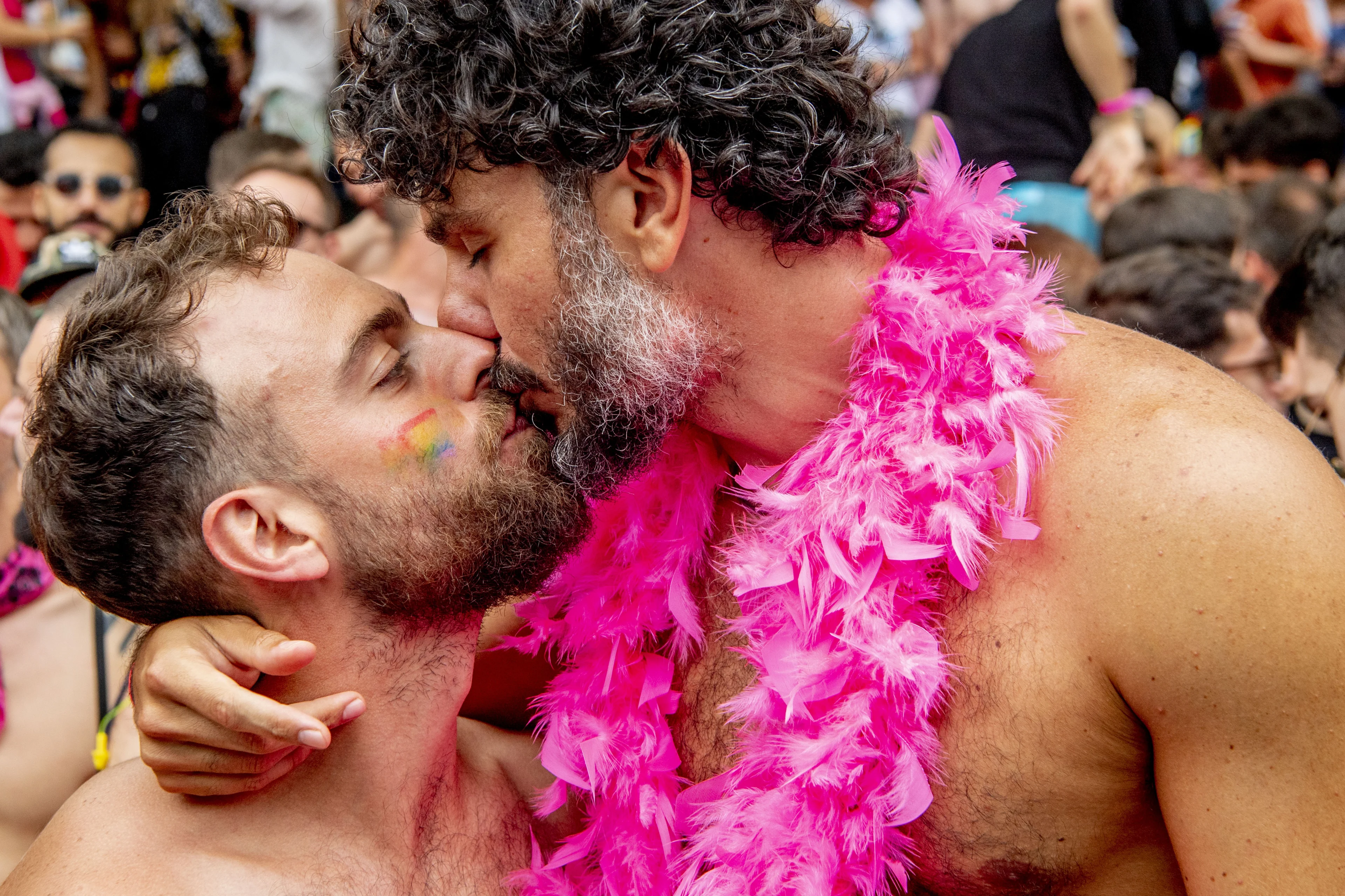 Homoseksualiteit wordt door minder dan de helft van Amsterdamse jongeren geaccepteerd