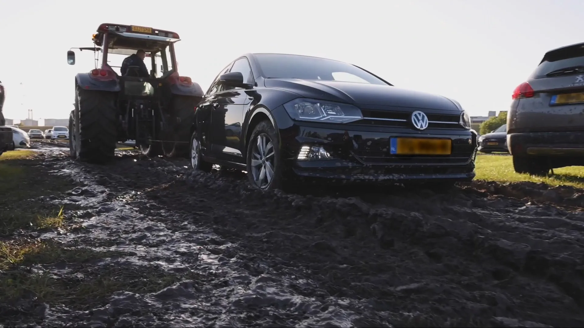 Honderden auto's van bezoekers Oerol vast op parkeerterrein door modder