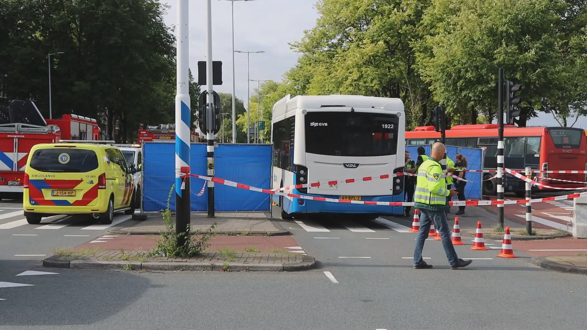 Fietser overleden door aanrijding met stadsbus in Amsterdam