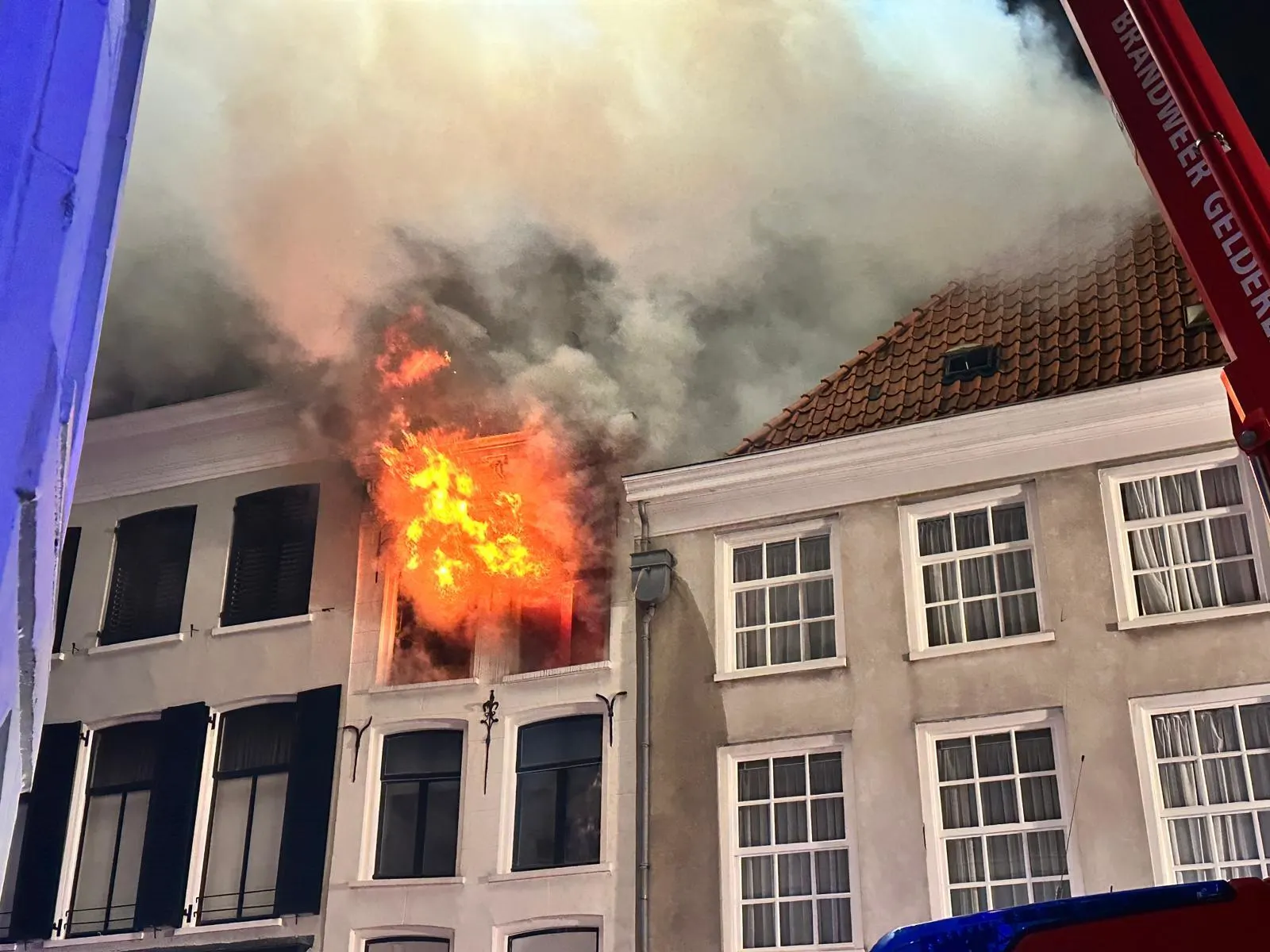 Zeer grote brand in monumentaal pand Nijmegen, vlammen slaan uit ramen en dak