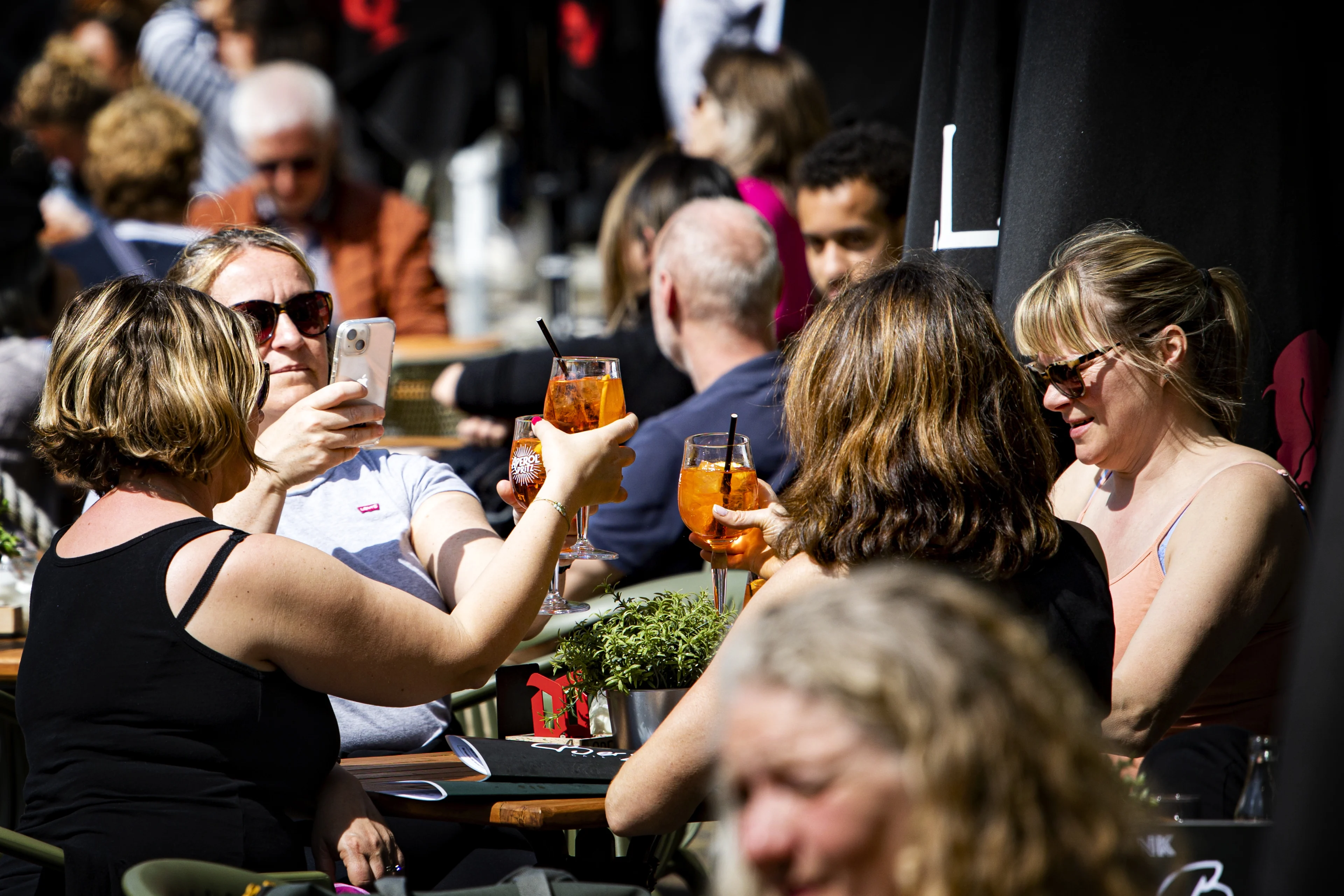 Zaterdag grotendeels droog en zonnig, zondag grijs met kans op buien
