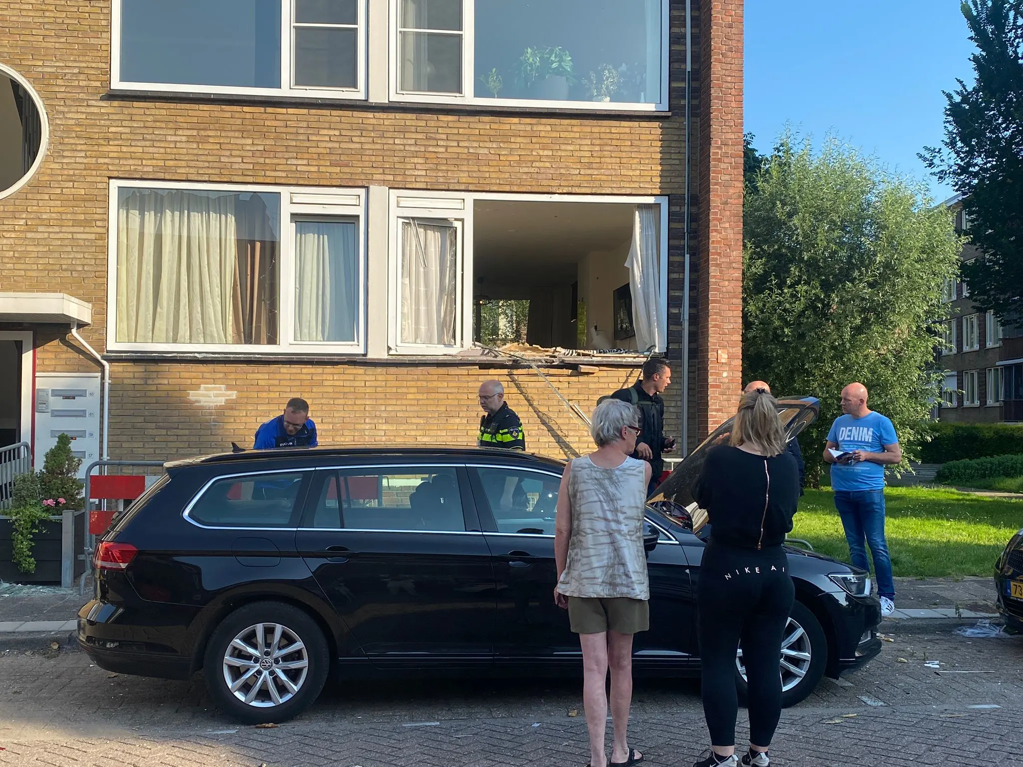 Straat in Weesp bezaaid met glas na explosie in flat