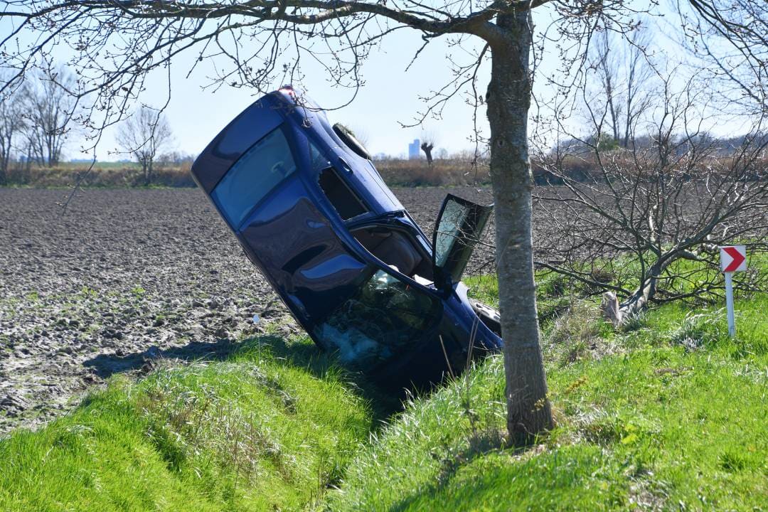 Automobilist crasht en 'parkeert' auto verticaal in sloot bij Ellewoutsdijk