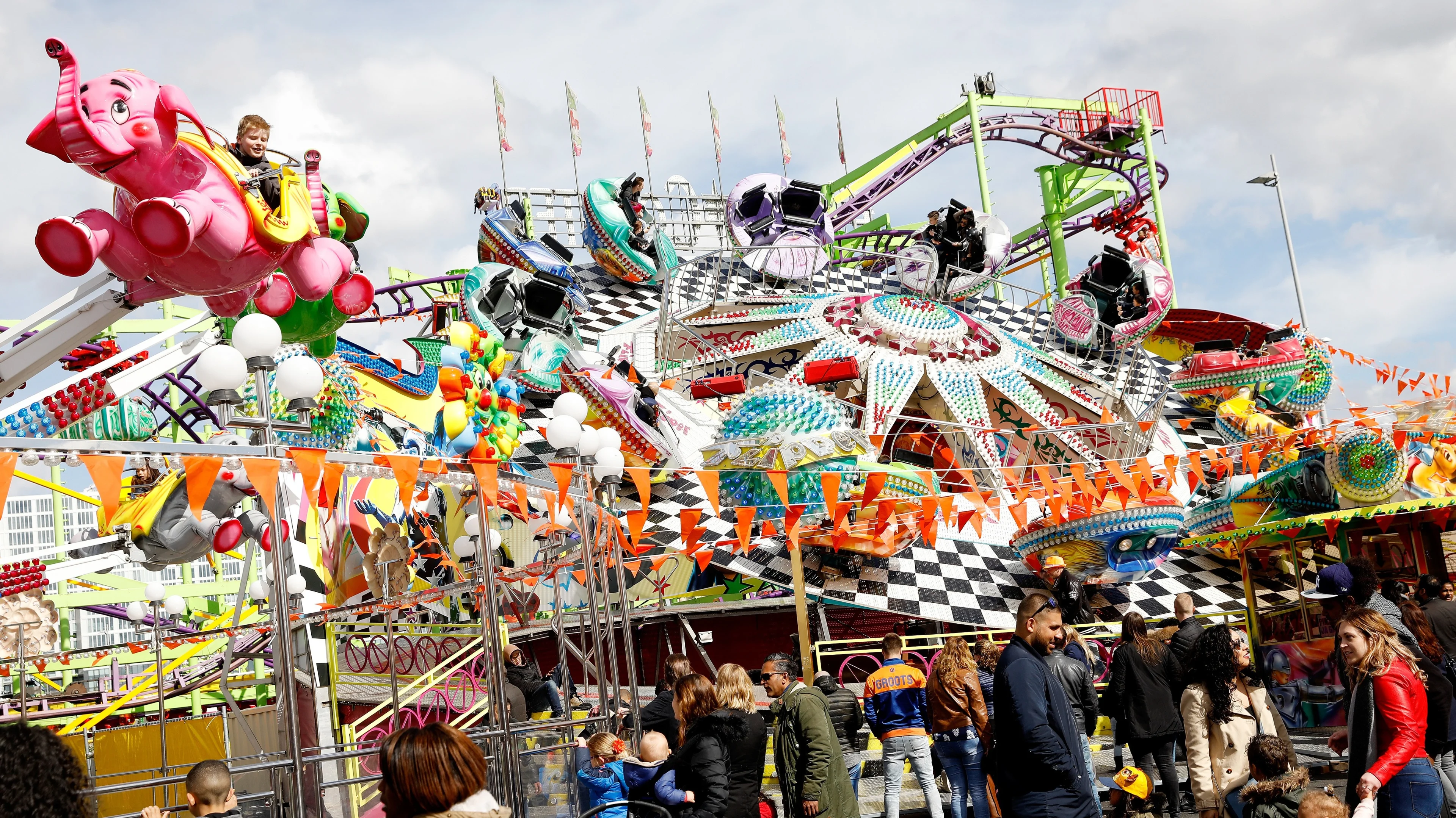 Zorgen na val meisje uit kermisattractie: hoe veilig zijn die ritjes eigenlijk?